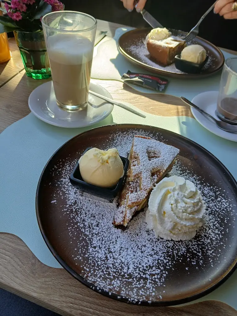 Huisgemaakte wafel met ijs en slagroom