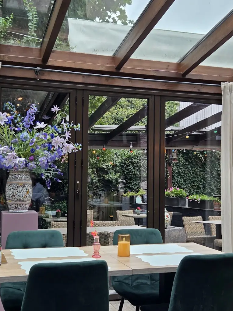 De serre van Le Jardin met zicht op het tuinterras