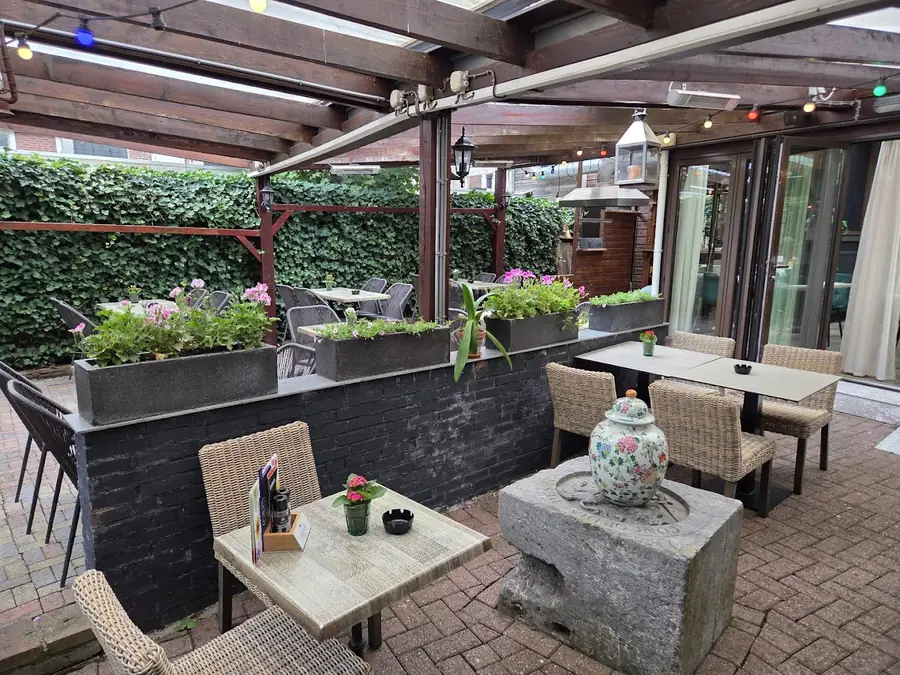 Het tuinterras van Le Jardin in Sluis