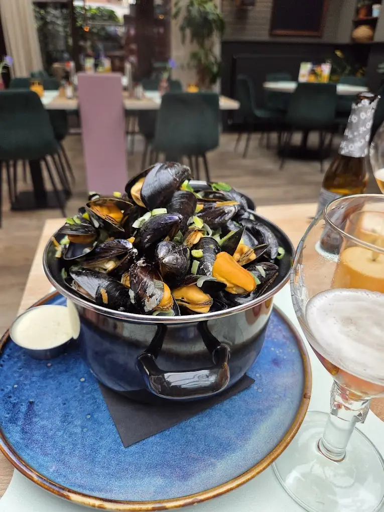 Pan Zeeuwse mosselen bij Le Jardin in Sluis